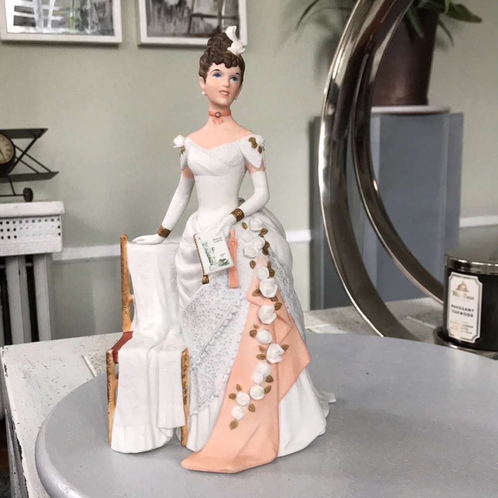 Avon Mrs. Albee  President’s Club Award figurine doll collectors, ceramic